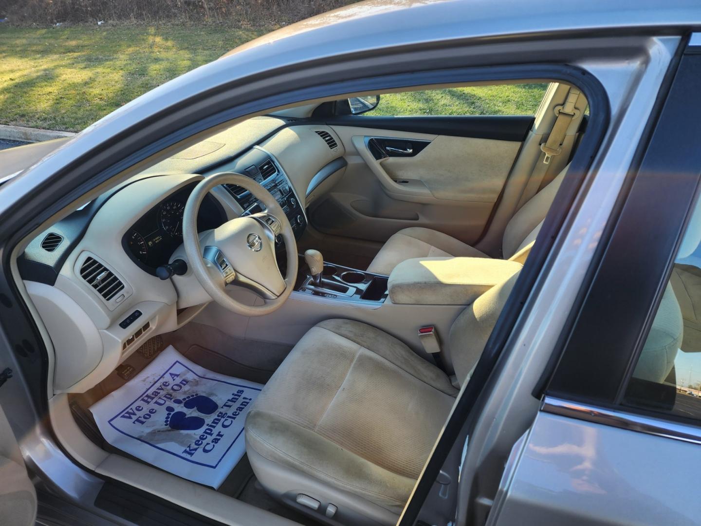2013 Gold /BEIGE Nissan Altima 2.5 S (1N4AL3AP7DC) with an 2.5L L4 DOHC 16V engine, Automatic transmission, located at 1221 Madison St., Shelbyville, TN, 37160, (931) 680-9439, 0.000000, 0.000000 - Photo#5